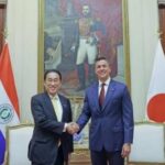 岸田首相と握手するペーニャ大統領