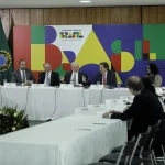 ルーラ大統領と政府閣僚が鉄鋼業界の代表者らと会談する様子（Foto: Joédson Alves/Agência Brasil）
