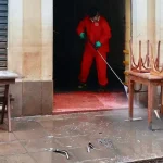 営業再開のための清掃に励む男性（©Julio Ferreira/Prefeitura Municipal de POA）