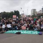 大統領に抗議するUnifespの学生たち（X）