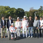 車椅子に乗って参加した小野さんと、草野会長（中央左）、木下ジョルジ前会長（中央右）、来賓らによる記念写真