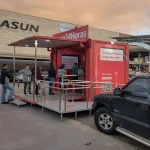 スーパーの駐車場に設けられたATMコーナーを使う人々（©Divulgacao/Banco24Horas）