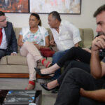 事件直後、マリエレ氏の遺族と語るバルボーザ容疑者（左）（Tania Rego/Agencia Brasil）