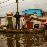 浸水家屋から使えそうな家財を運び出すペロタス市の被災者（©Gustavo Vara/Prefeitura de Pelotas）