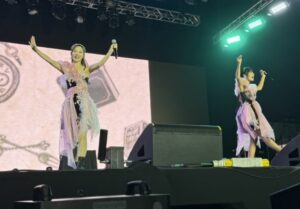 ライブステージでの「ClariS」