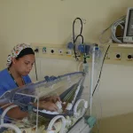 入院中の乳児（©Fabio Rodrigues Pozzebom/Agencia Brasil）