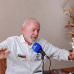 「ラジオ・ソシエダーデ・デ・サルバドール」のインタビューに応じるルーラ大統領 (Foto:Ricardo Stuckert/PR)