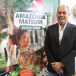 アマゾン日本人移民95周年記念祭をアピールする国宗会長（第25回県連日本祭りで）