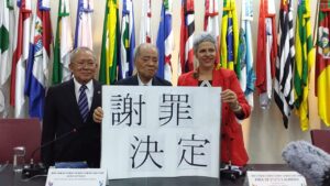 日本移民に対する政府謝罪が決定した。島袋栄喜ブラジル沖縄県人会元会長、宮城あきらさん、エネア・アルメイダ委員長（左から）