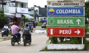 三重国境地帯に立つ看板（©Marcelo Camargo/Agência Brasil）