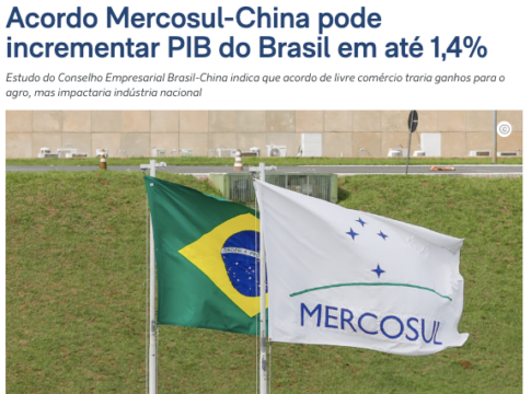 連邦議会前に掲げられたブラジル国旗とメルコスル旗（11日付ポデール360の記事の一部）