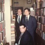 1984年頃に東京・神田の古書店「崇文荘」で撮影。座っているのがデルフィン・ネット教授、右が二宮さん（二宮さん提供）