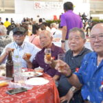 右手前が高安さん。ボリビアからブラジルに一移住したいつも一緒の仲間と70周年を祝した