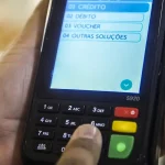 クレジットを利用しようとする消費者（©Marcello Casal/Agencia Brasil）