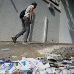 投票を呼び掛けるため選挙当日にばらまかれたビラ（© Foto Paulo Pinto/Agencia Brasil）