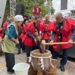 リベルダーデ広場で餅つきをする様子（昨年）