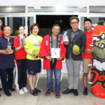 佐竹オーナー（右から4人目）と記念品交換を行う甲藤会長（中央）。左から2人目が北古味代表