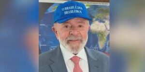 「ブラジルはブラジル人のもの」と書かれた帽子を被る大統領（Reproducao）