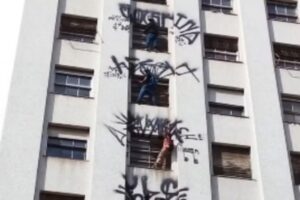 8人の男が建物へ落書きした後に降りられなくなった（Foto:Reprodução/Devanir Amâncio/Instagram）